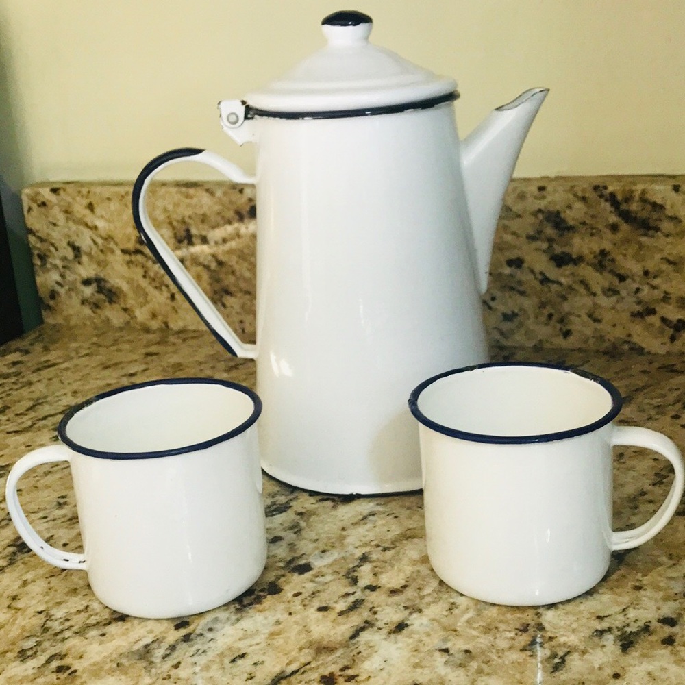 VINTAGE ENAMELWARE COFFEE POT PITCHER & MUG SET